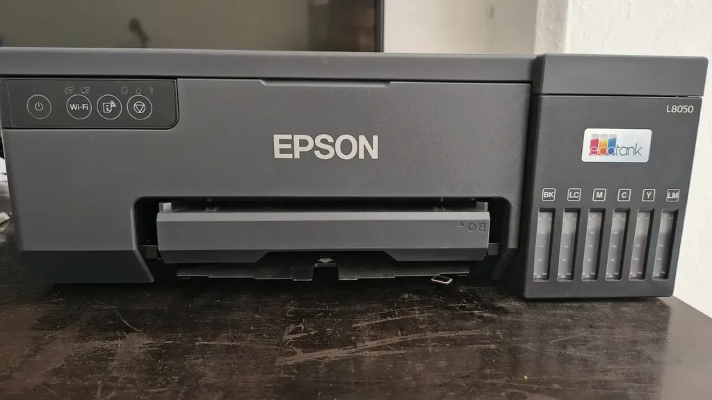 epson l8050 posiciona sobre uma bancada